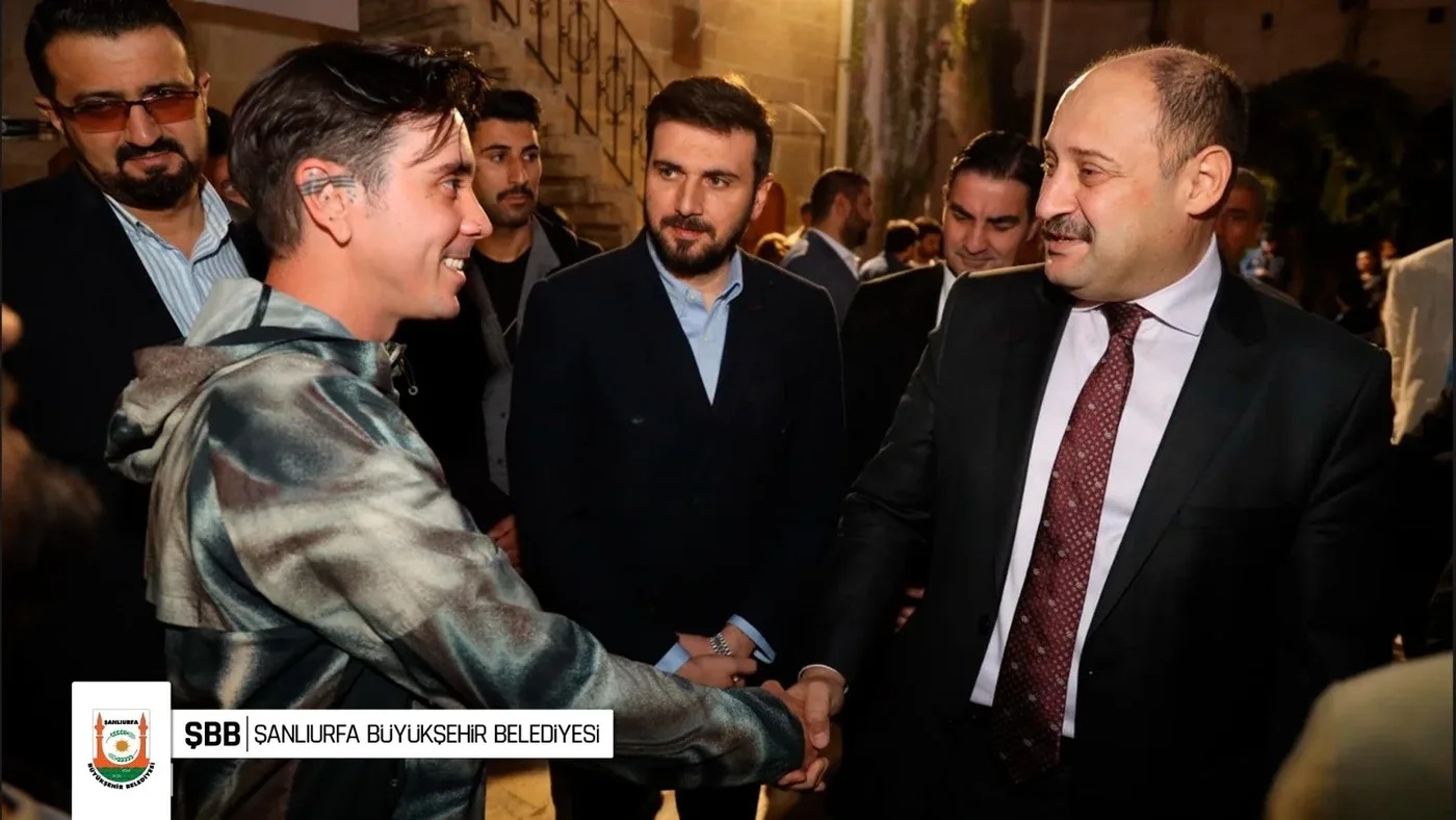 Dakota Wint shaking hands with Şanlıurfa Mayor Mehmet Kasım G&uuml;lpınar at the festival