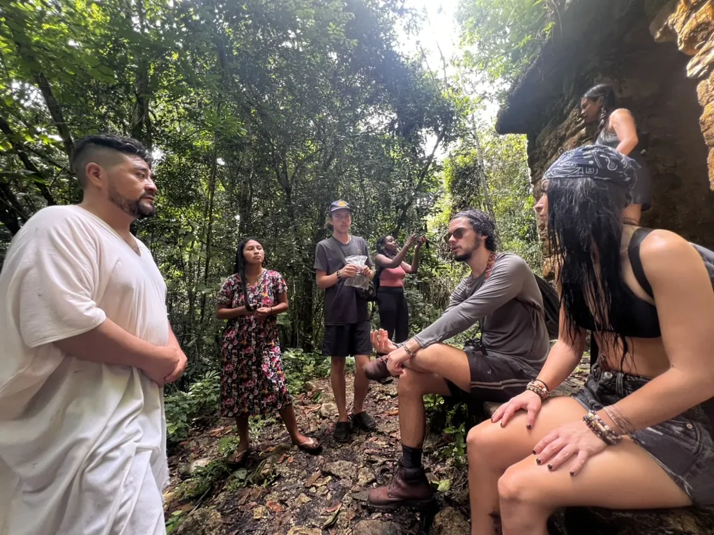 The group with a Lacandón host in the jungle