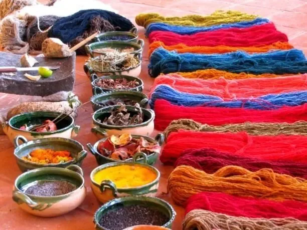Natural dyes and dyed wool in Teotitl&aacute;n del Valle